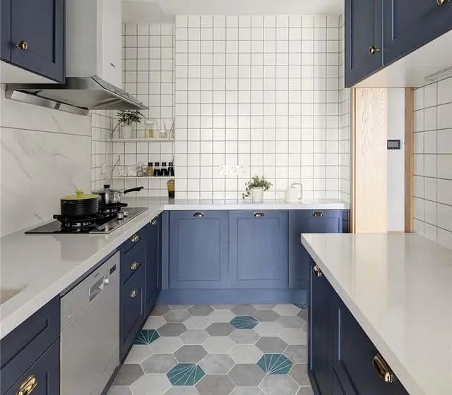 3厨房属于典型的U型设计，浅蓝色的橱柜呈U型摆放安装，将厨房的空间非常好的使用了起来，也极大地拓宽了操作台的面积，日常做饭更加轻松。同时也能提供非常好的储物空间，将厨房的物品分门别类的收纳起来，使得厨房显得更加整齐大方。在厨房墙壁还安装了简易的隔板，可以轻松收纳一些小件物品，也让厨房显得更加整齐有序。.jpg