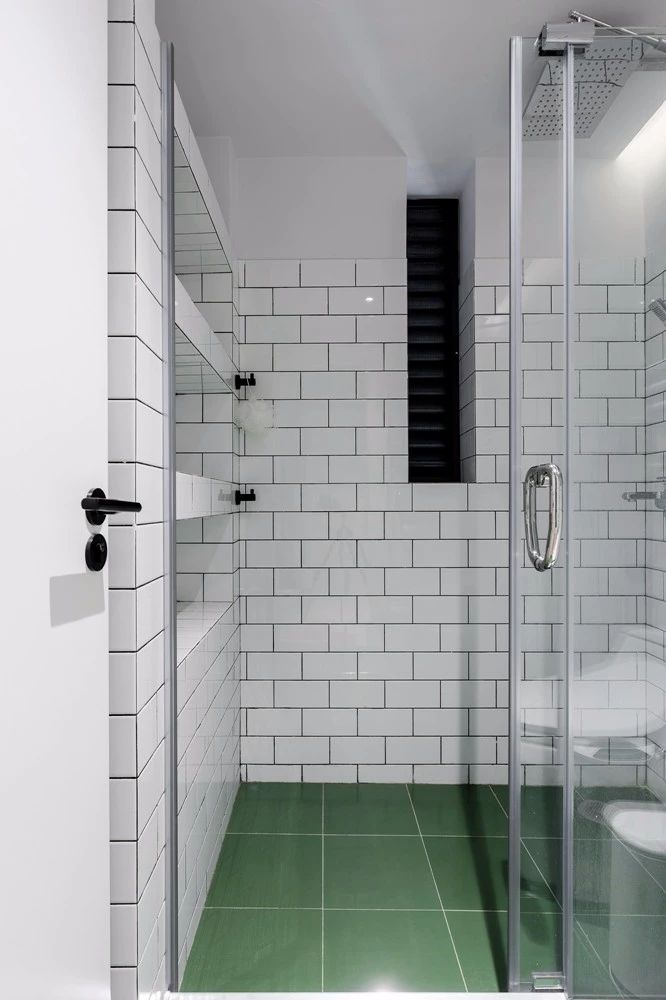 13卫生间以绿色的地面砖+白色工字砖墙面，墙面还安装了几个壁龛，让卫浴空间显得实用文艺而舒适。.jpg